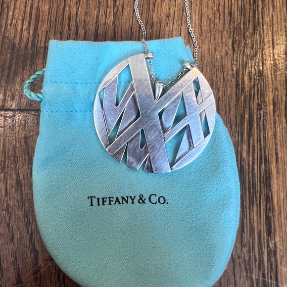 Tiffany&Co Atlas® round pendant in sterling silver - Picture 3 of 8